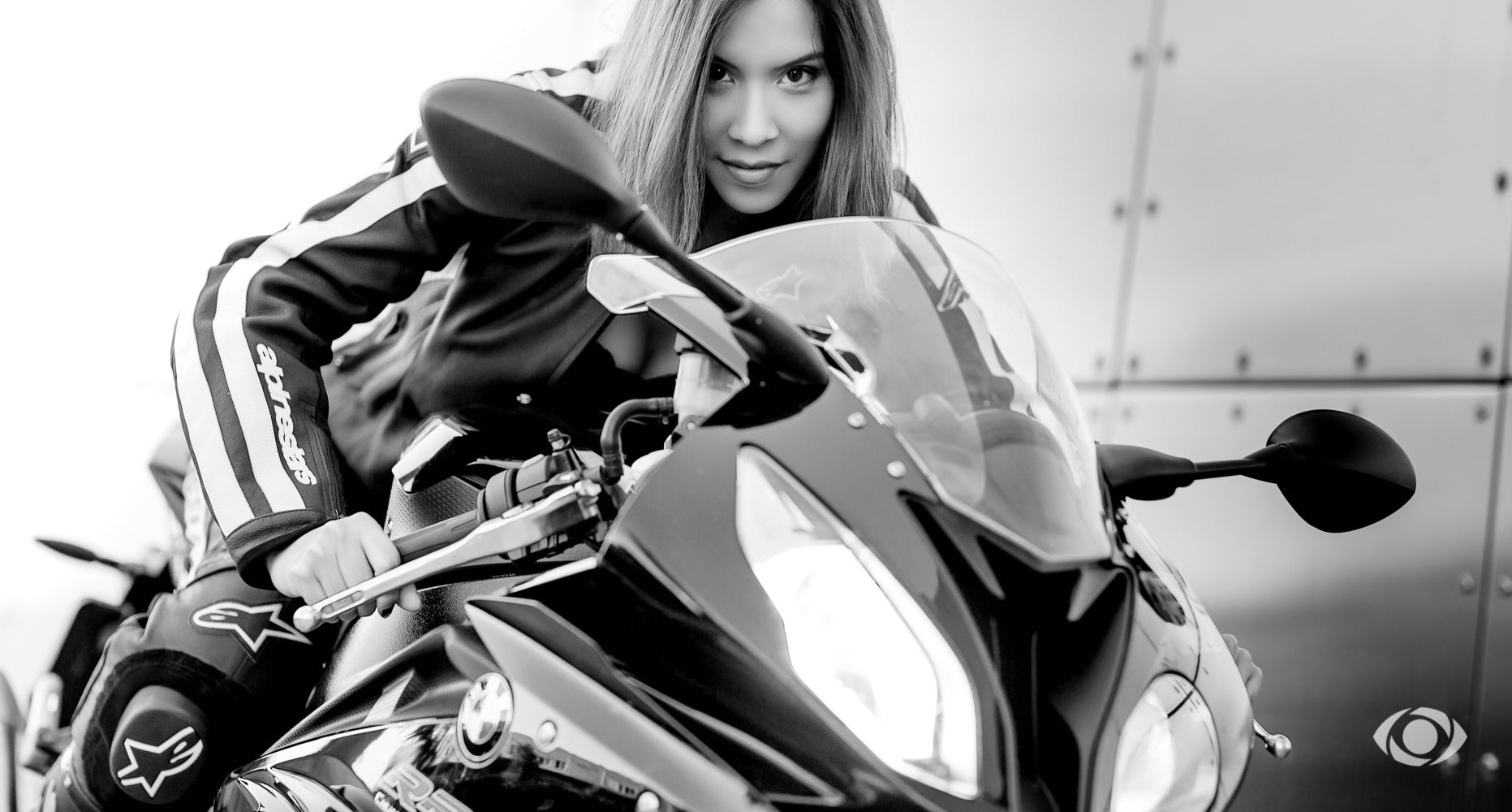 jenny suv femme genève modèle mannequin suisse maquilleuse danseuse mode fashion moto